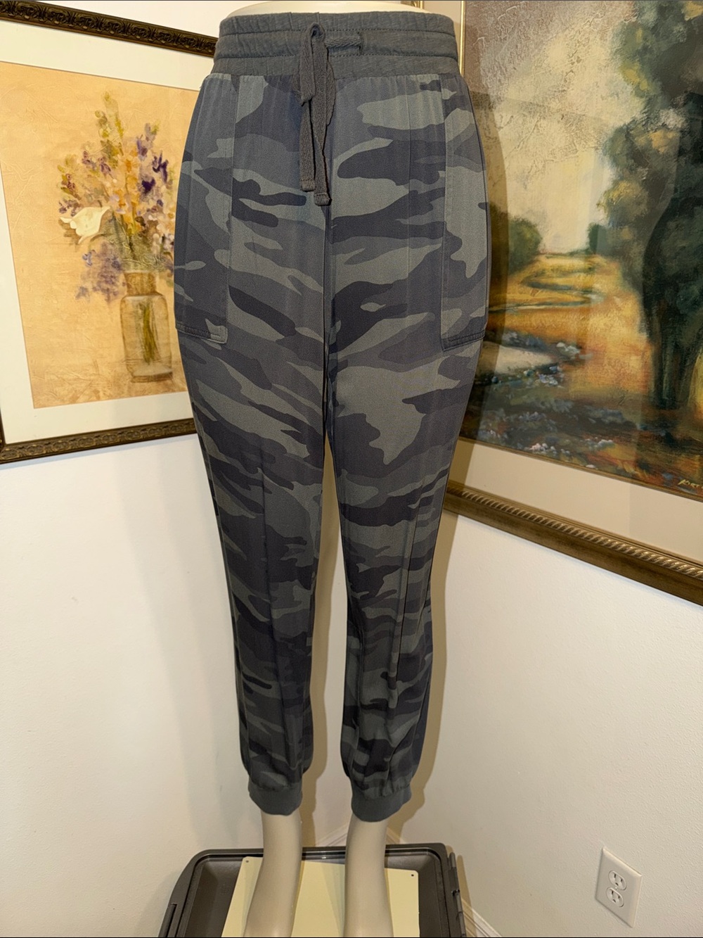 Splendid Pants - Drawstring Camo Boardwalk Joggers - Size Medium